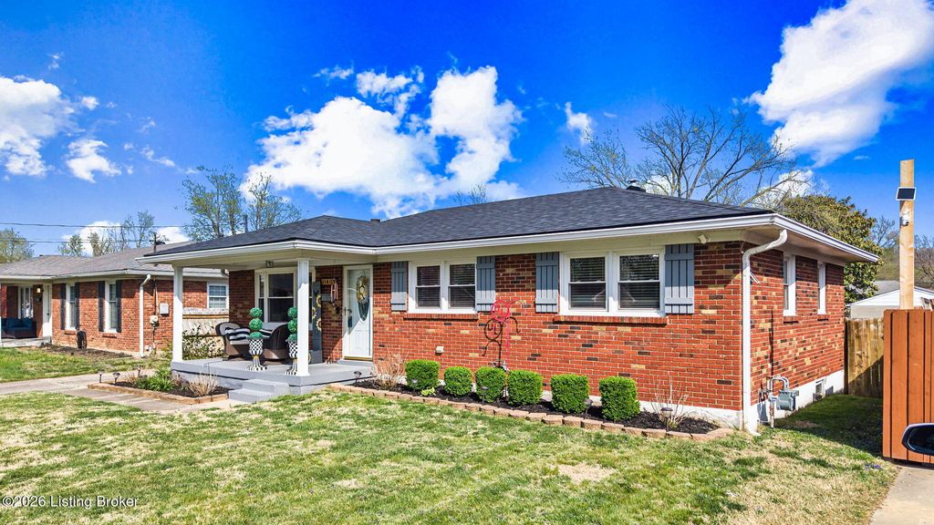 Photo of 11809 Mahogany Dr, Louisville, KY 40272 (MLS # 1713074)