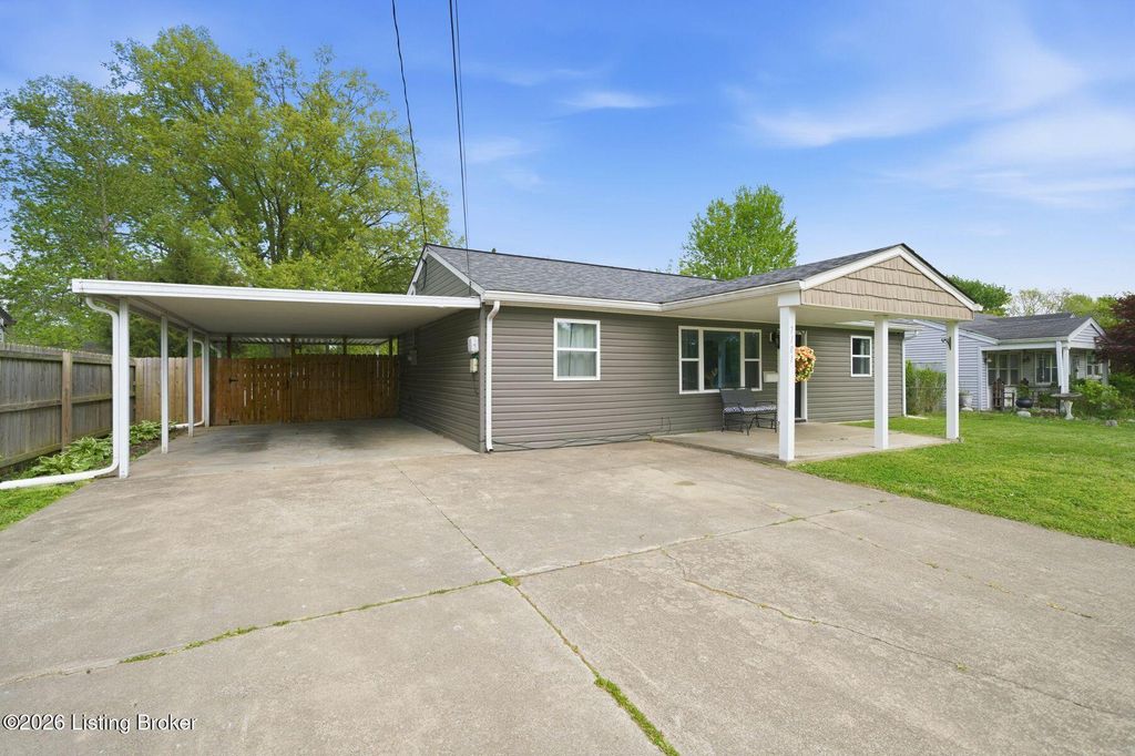 Photo of 7101 Betsy Ross Dr, Louisville, KY 40272 (MLS # 1714701)