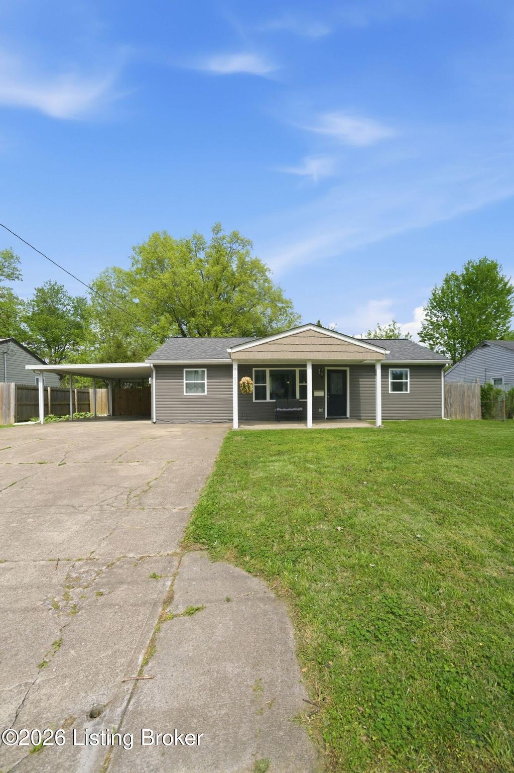 Photo of 7101 Betsy Ross Dr, Louisville, KY 40272 (MLS # 1714701)