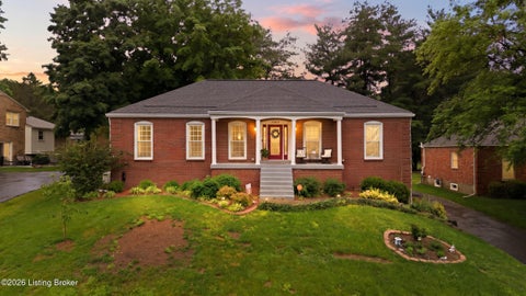 Photo of 3903 Bayonne Ct, Jeffersontown, KY 40299 (MLS # 1721154)