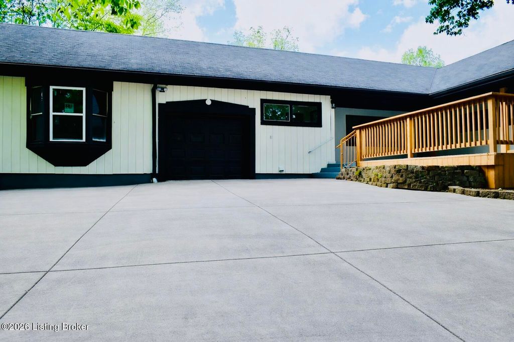 Photo of 1107 Viewcrest Dr, Louisville, KY 40118 (MLS # 1715014)