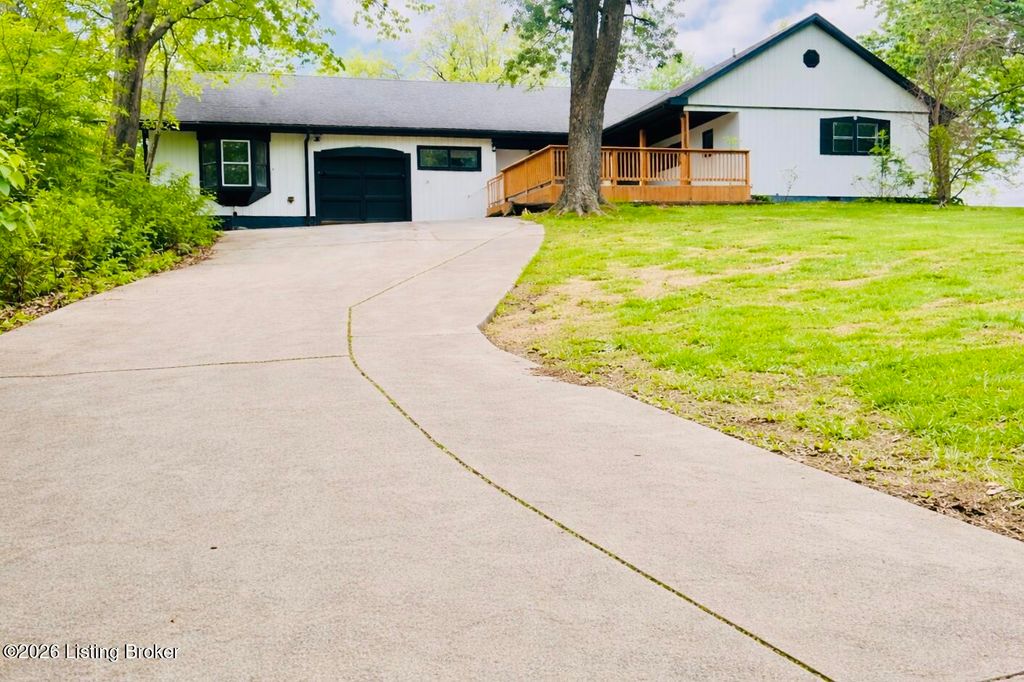 Photo of 1107 Viewcrest Dr, Louisville, KY 40118 (MLS # 1715014)