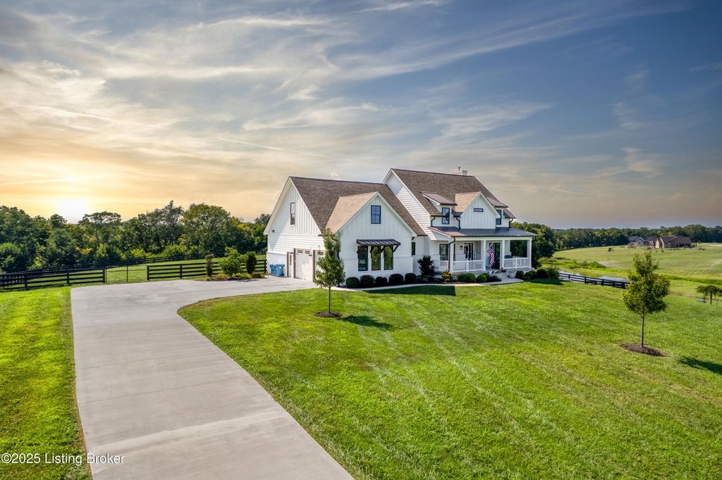 Photo of 639 S Stallard Dr, Shelbyville, KY 40065 (MLS # 1695233)