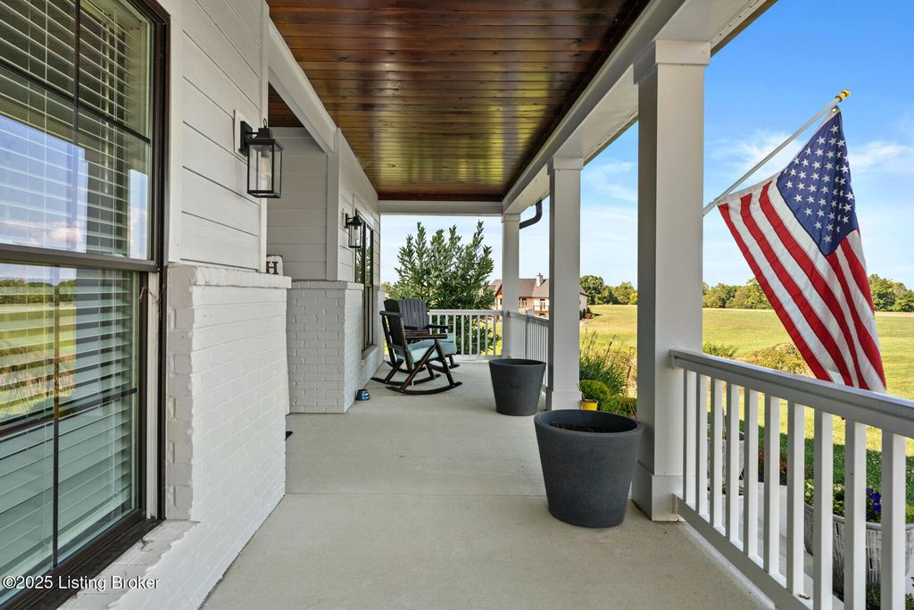 Photo of 639 S Stallard Dr, Shelbyville, KY 40065 (MLS # 1695233)