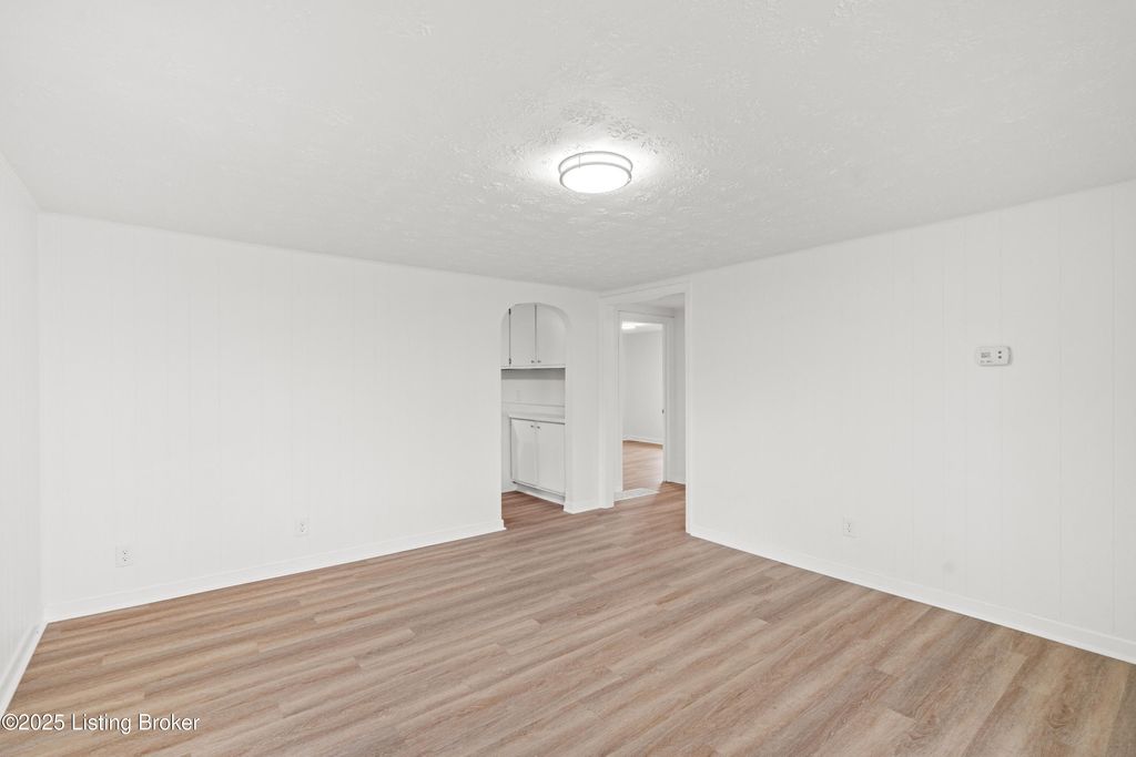 Photo of 3704 Susan Ln, Louisville, KY 40229 (MLS # 1704530)