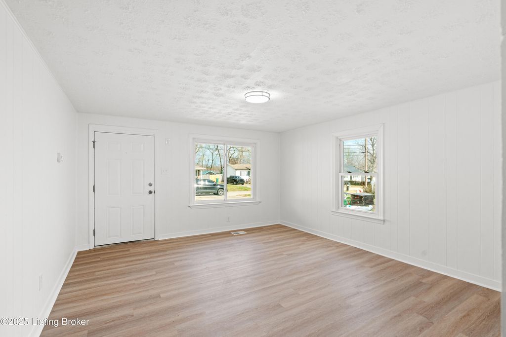 Photo of 3704 Susan Ln, Louisville, KY 40229 (MLS # 1704530)