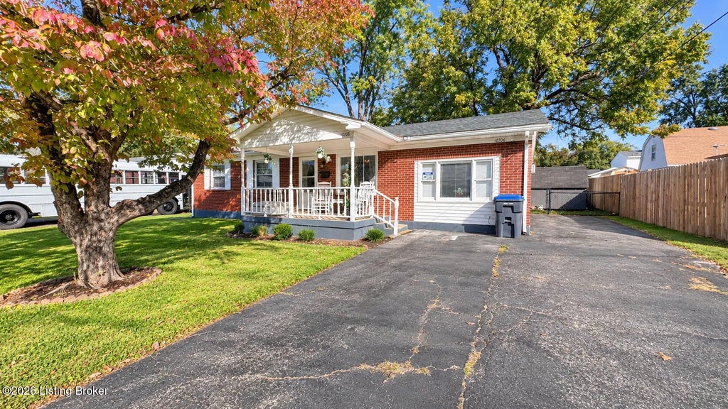 Photo of 10706 Milwaukee Way, Louisville, KY 40272 (MLS # 1731912)