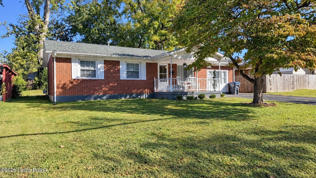 Photo of 10706 Milwaukee Way, Louisville, KY 40272 (MLS # 1731912)