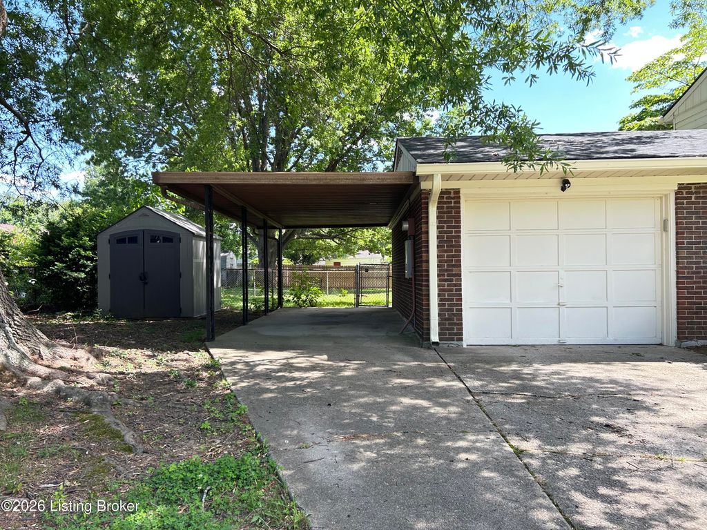 Photo of 2009 Meadowgate Ln, Louisville, KY 40223 (MLS # 1720439)