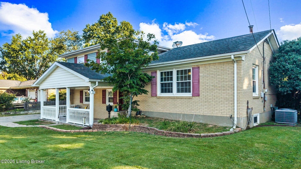 Photo of 6307 Faris Way, Louisville, KY 40272 (MLS # 1728060)