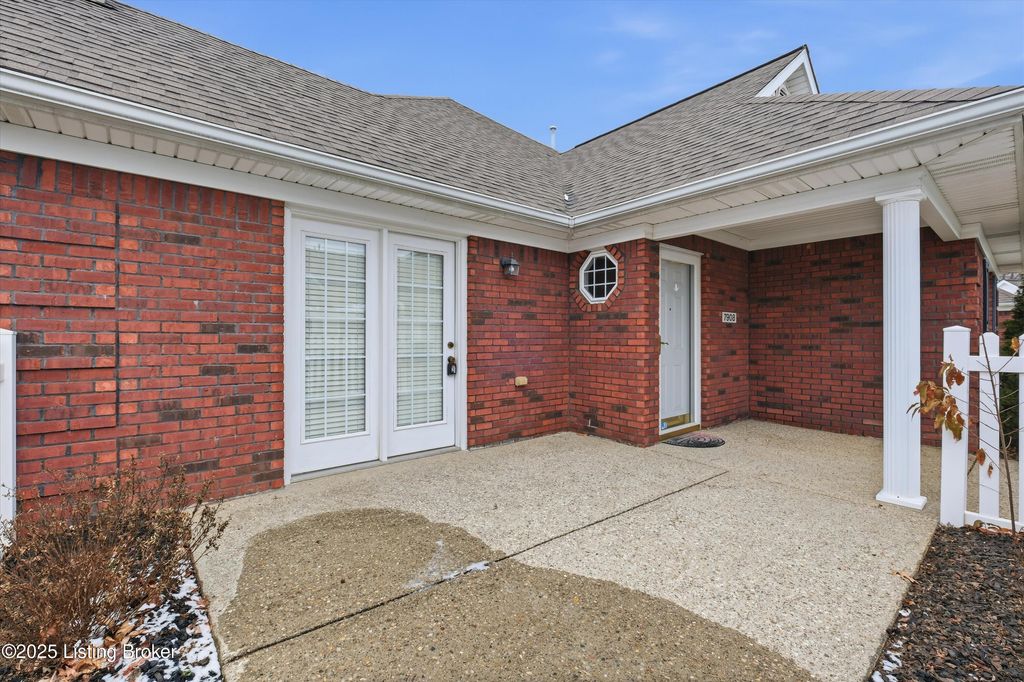 Photo of 7908 Manner Pointe Dr, Louisville, KY 40220 (MLS # 1706640)