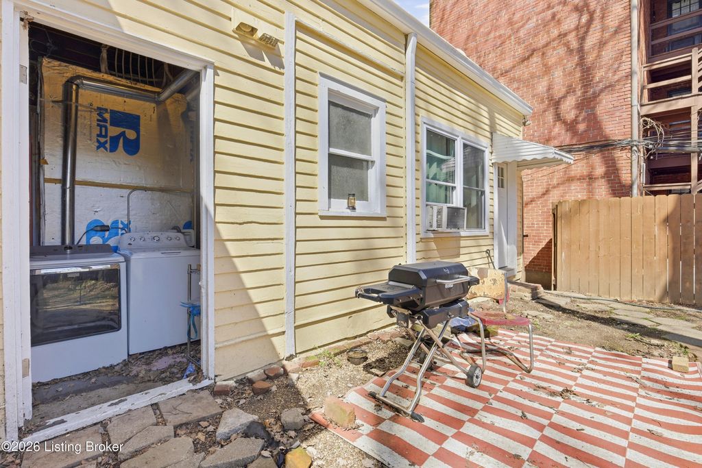 Photo of 2124 Longest Ave, Louisville, KY 40204 (MLS # 1712446)