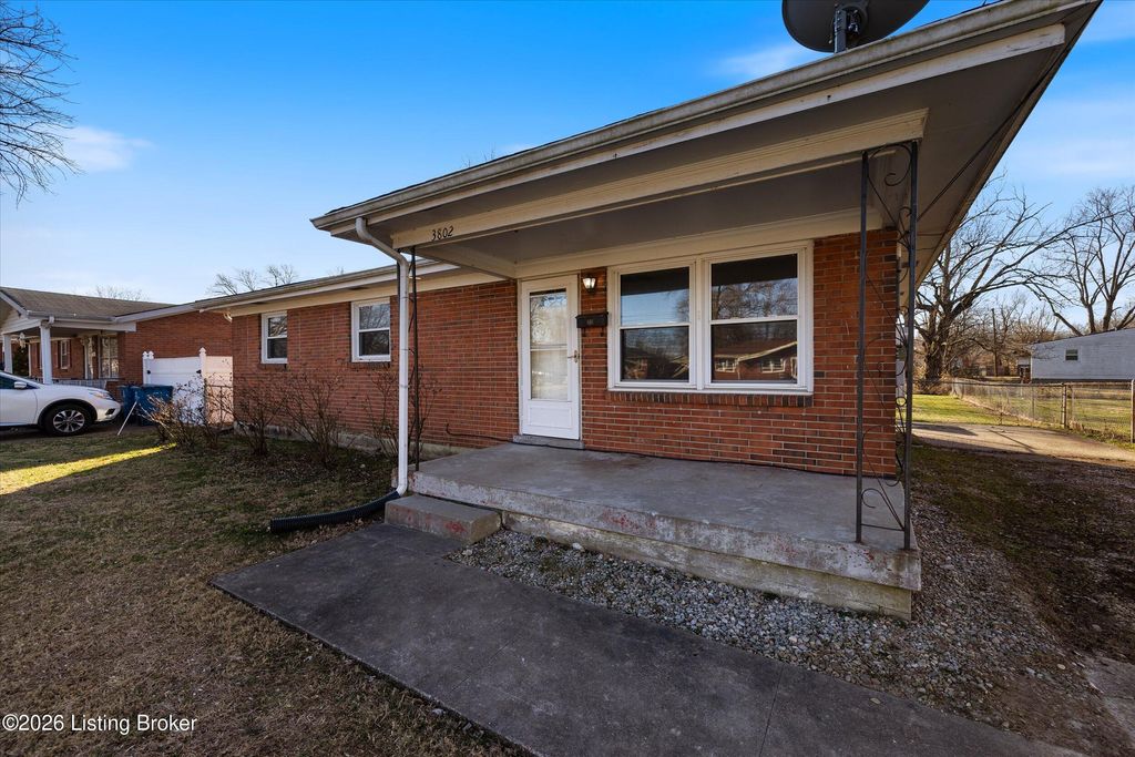 Photo of 3802 Oakleaf Ln, Louisville, KY 40219 (MLS # 1707620)