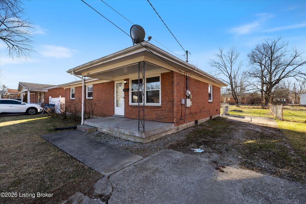 Photo of 3802 Oakleaf Ln, Louisville, KY 40219 (MLS # 1707620)