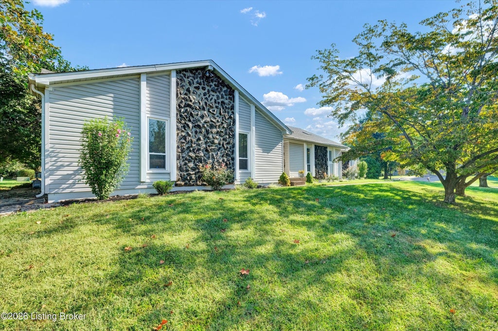 Photo of 4005 Riveroaks Ln, Louisville, KY 40241 (MLS # 1728285)