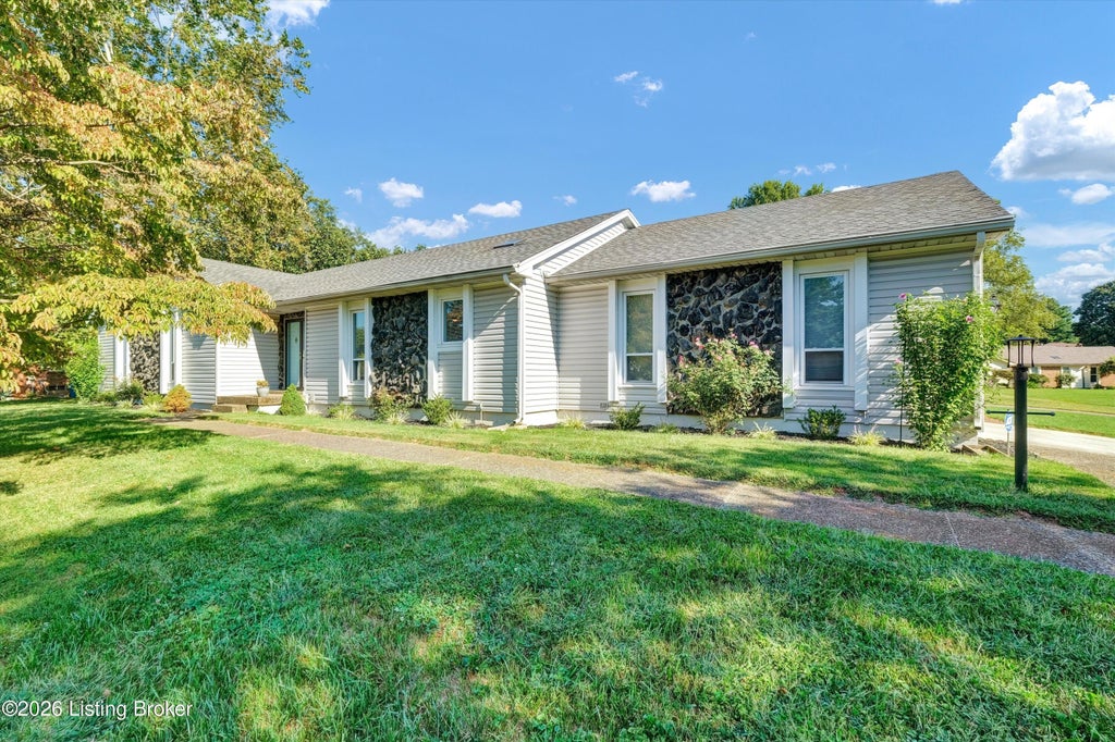 Photo of 4005 Riveroaks Ln, Louisville, KY 40241 (MLS # 1728285)