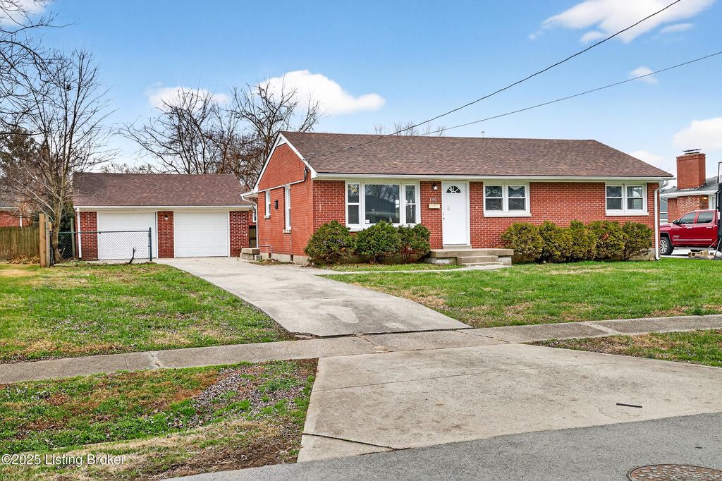 Photo of 1910 Dixie Garden Dr, Louisville, KY 40272 (MLS # 1704648)