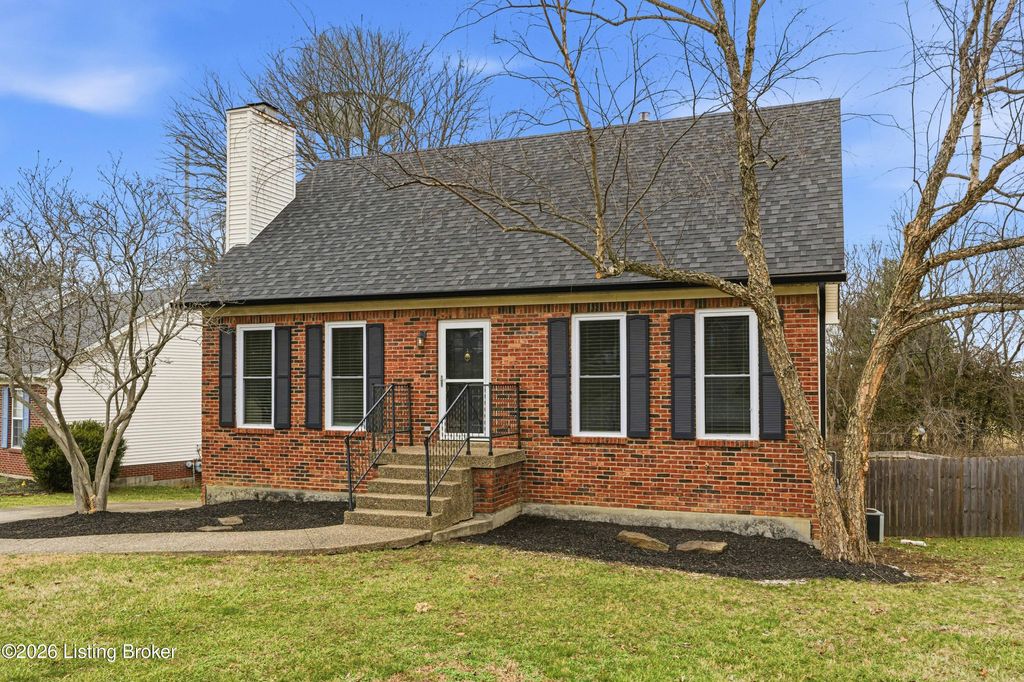 Photo of 532 Hunting Hills Dr, Shelbyville, KY 40065 (MLS # 1709695)