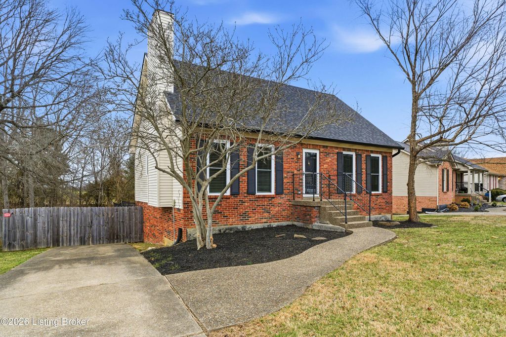 Photo of 532 Hunting Hills Dr, Shelbyville, KY 40065 (MLS # 1709695)