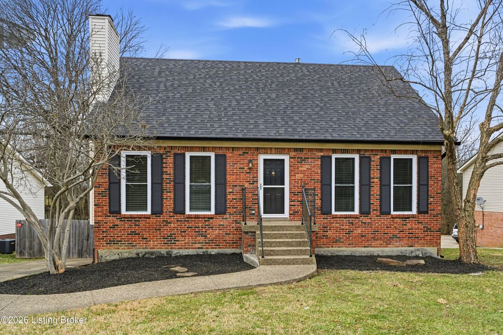 Photo of 532 Hunting Hills Dr, Shelbyville, KY 40065 (MLS # 1709695)