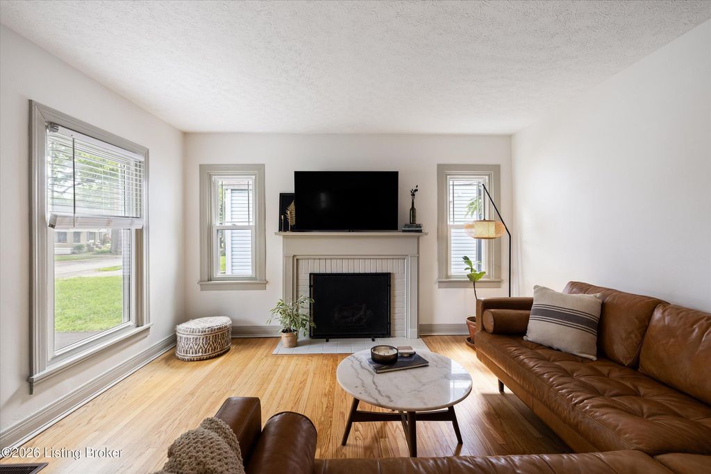 Photo of 3417 Warner Ave, Louisville, KY 40207 (MLS # 1719414)