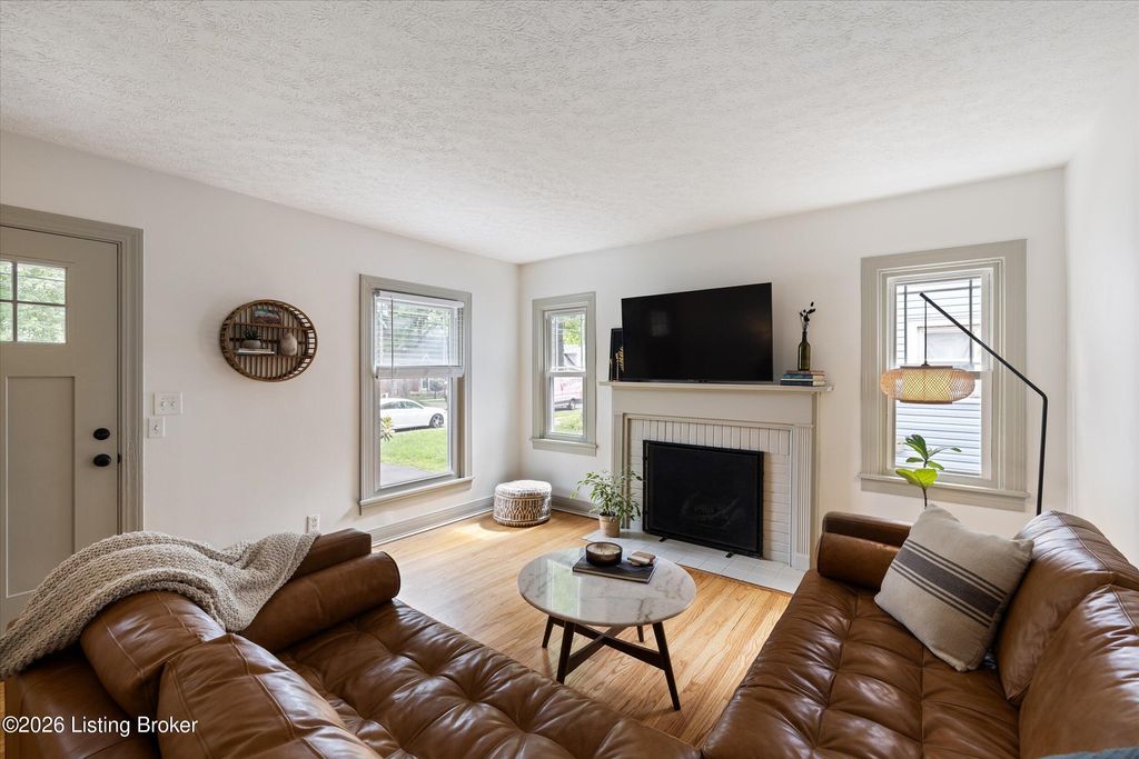 Photo of 3417 Warner Ave, Louisville, KY 40207 (MLS # 1719414)