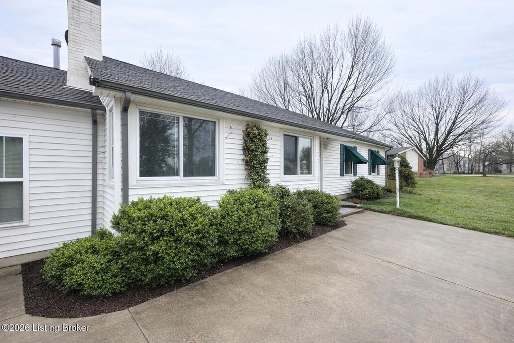 Photo of 1920 Buechel Bank Rd, Louisville, KY 40218 (MLS # 1711615)