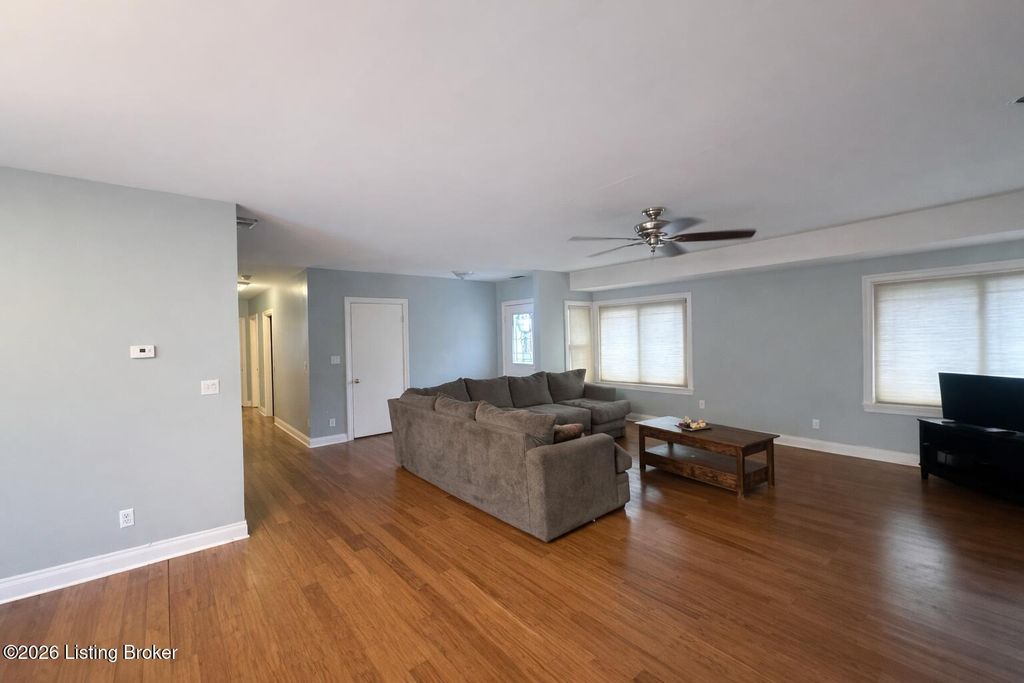 Photo of 1920 Buechel Bank Rd, Louisville, KY 40218 (MLS # 1711615)