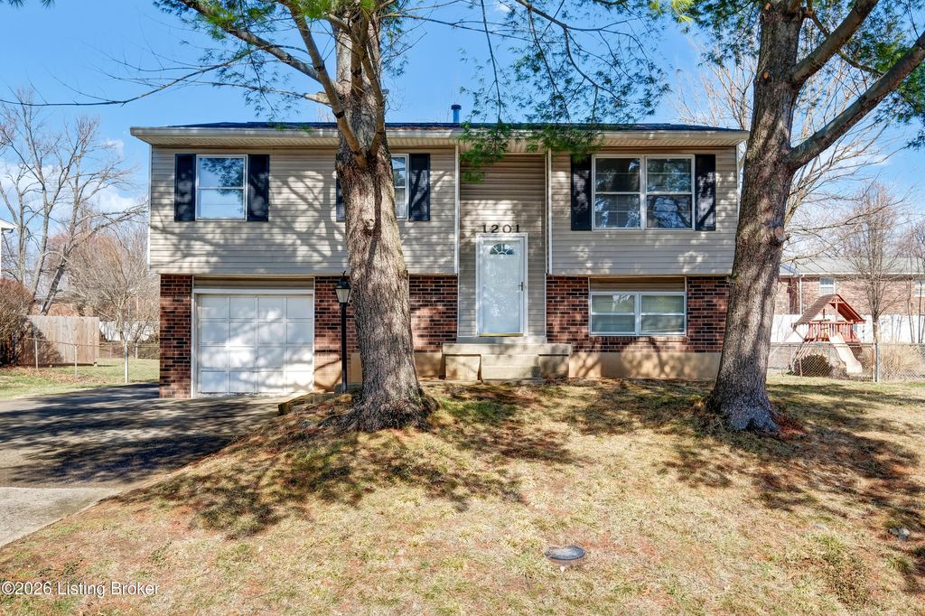 Photo of 1201 Abbeywood Rd, Louisville, KY 40222 (MLS # 1712622)