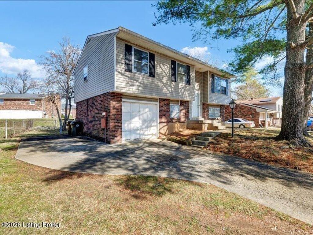 Photo of 1201 Abbeywood Rd, Louisville, KY 40222 (MLS # 1712622)