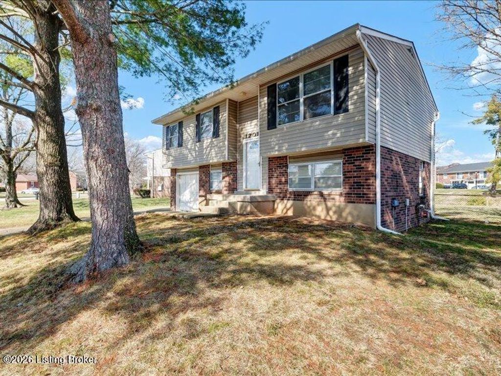 Photo of 1201 Abbeywood Rd, Louisville, KY 40222 (MLS # 1712622)