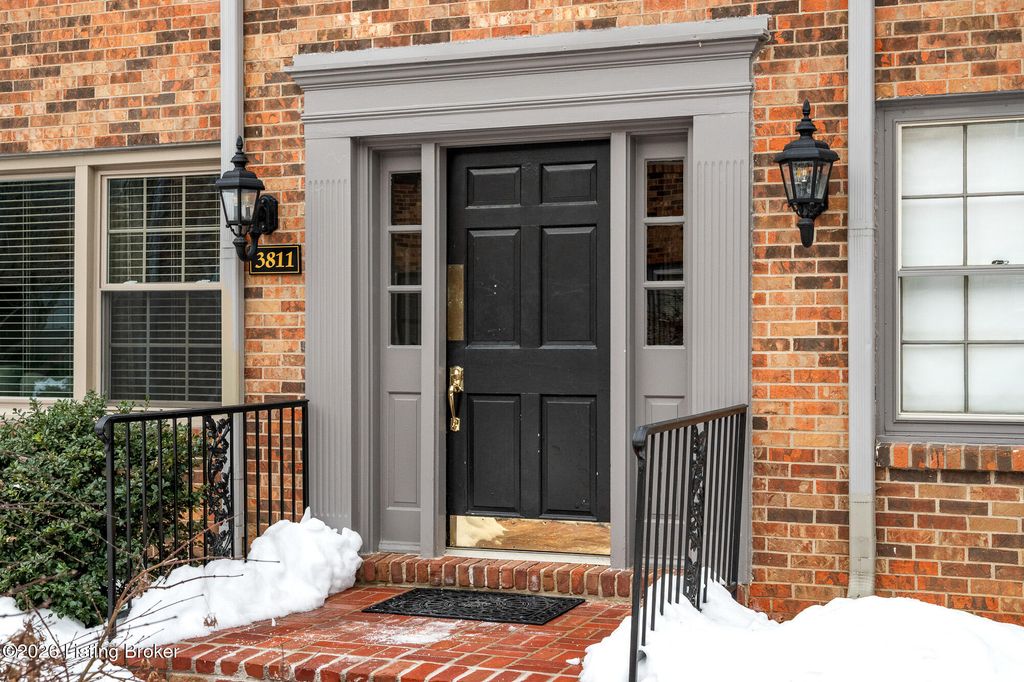 Photo of 3811 Washington Square #APT 1G, Louisville, KY 40207 (MLS # 1708414)