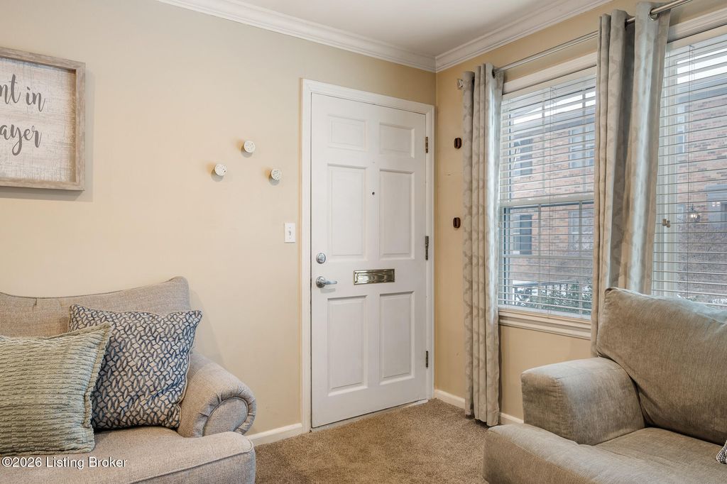 Photo of 3811 Washington Square #APT 1G, Louisville, KY 40207 (MLS # 1708414)