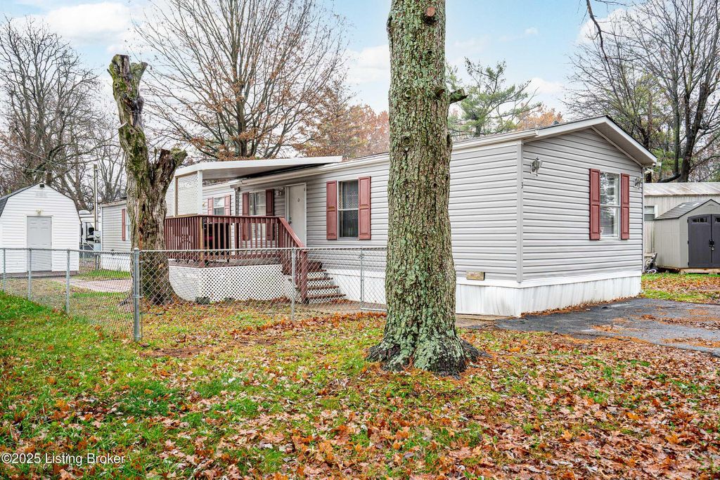 Photo of 3 Royal Ct, Louisville, KY 40214 (MLS # 1704052)