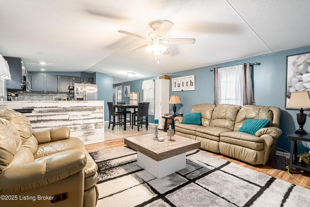 Photo of 3 Royal Ct, Louisville, KY 40214 (MLS # 1704052)