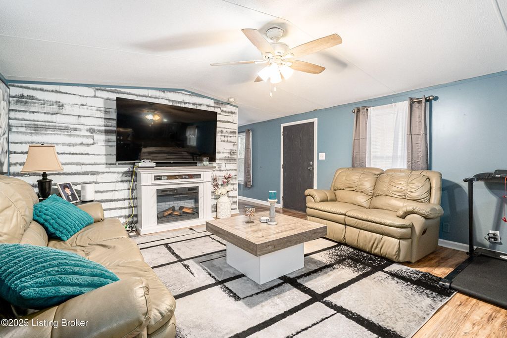 Photo of 3 Royal Ct, Louisville, KY 40214 (MLS # 1704052)