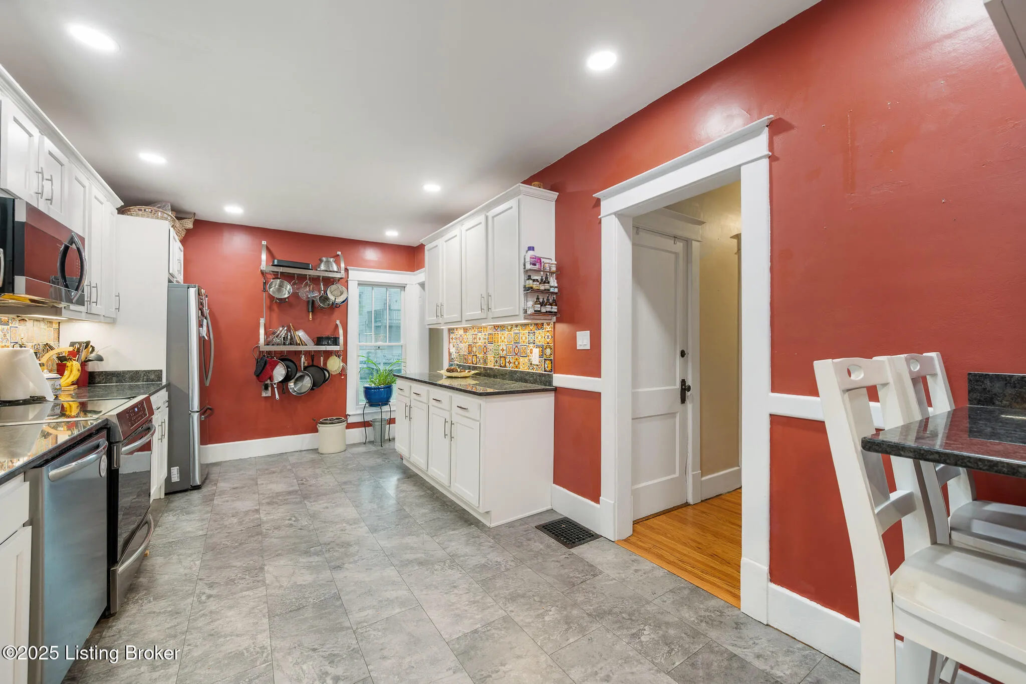 Louisville, Kentucky 40205, United States, 3 Bedrooms Bedrooms, ,1 BathroomBathrooms,Residential,Active,220963