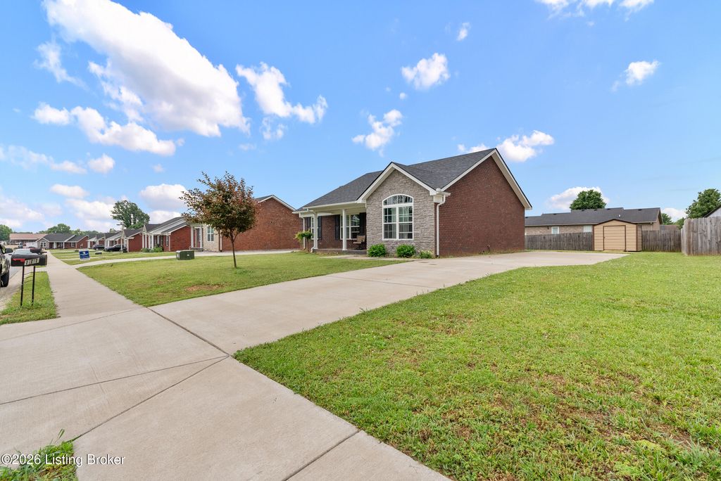 Photo of 111 Shallow Springs Ct, Bardstown, KY 40004 (MLS # 1718342)