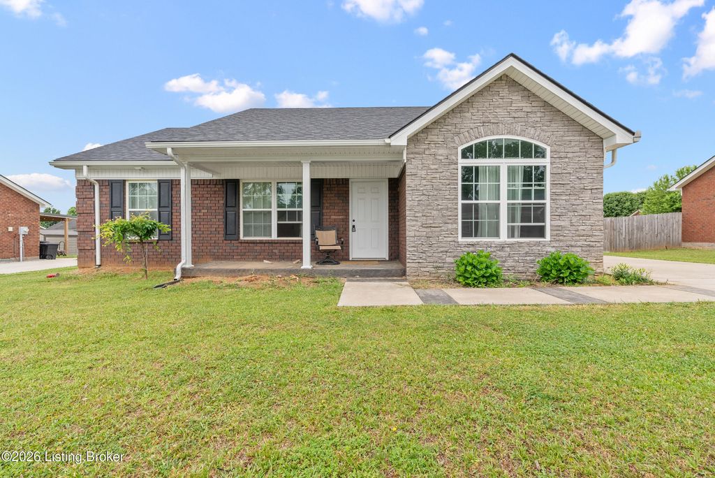 Photo of 111 Shallow Springs Ct, Bardstown, KY 40004 (MLS # 1718342)