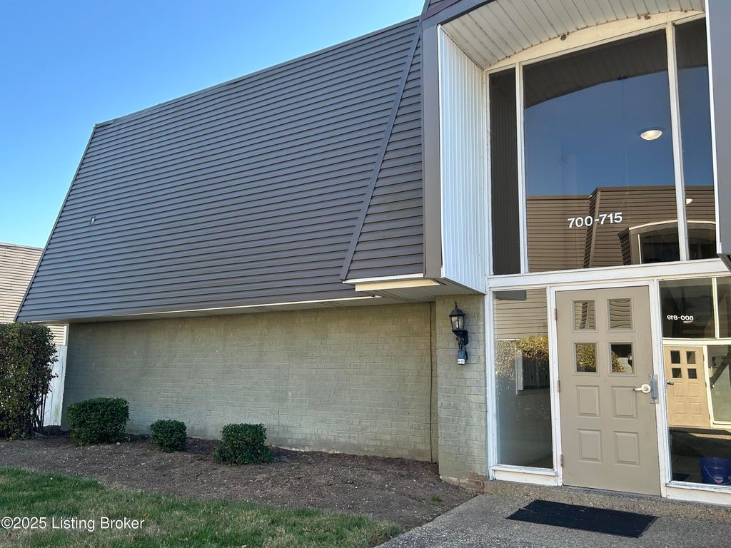 Photo of 714 La Fontenay Ct, Louisville, KY 40223 (MLS # 1713893)