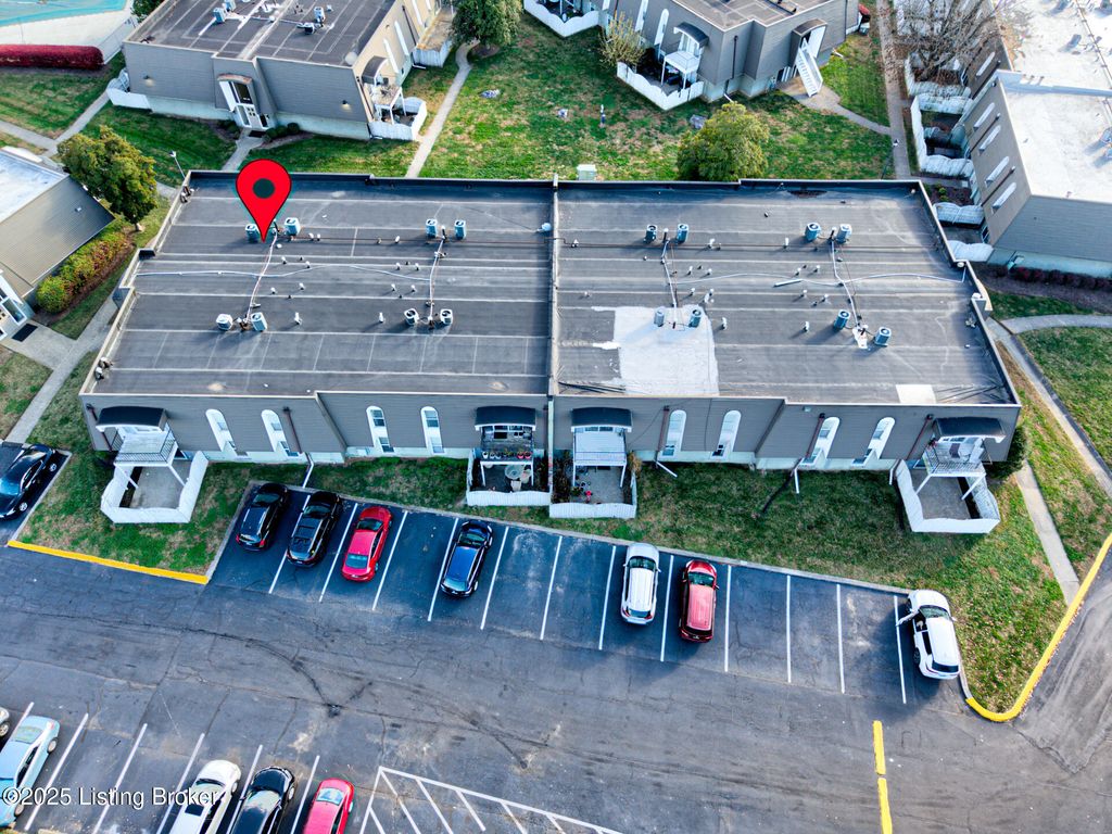 Photo of 714 La Fontenay Ct, Louisville, KY 40223 (MLS # 1713893)