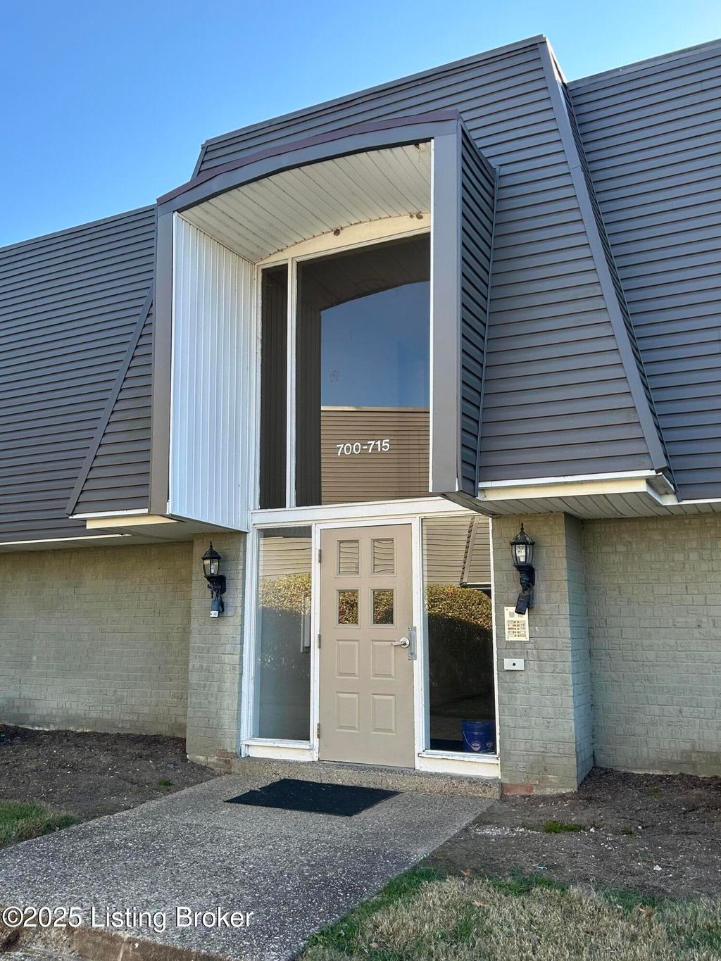 Photo of 714 La Fontenay Ct, Louisville, KY 40223 (MLS # 1713893)