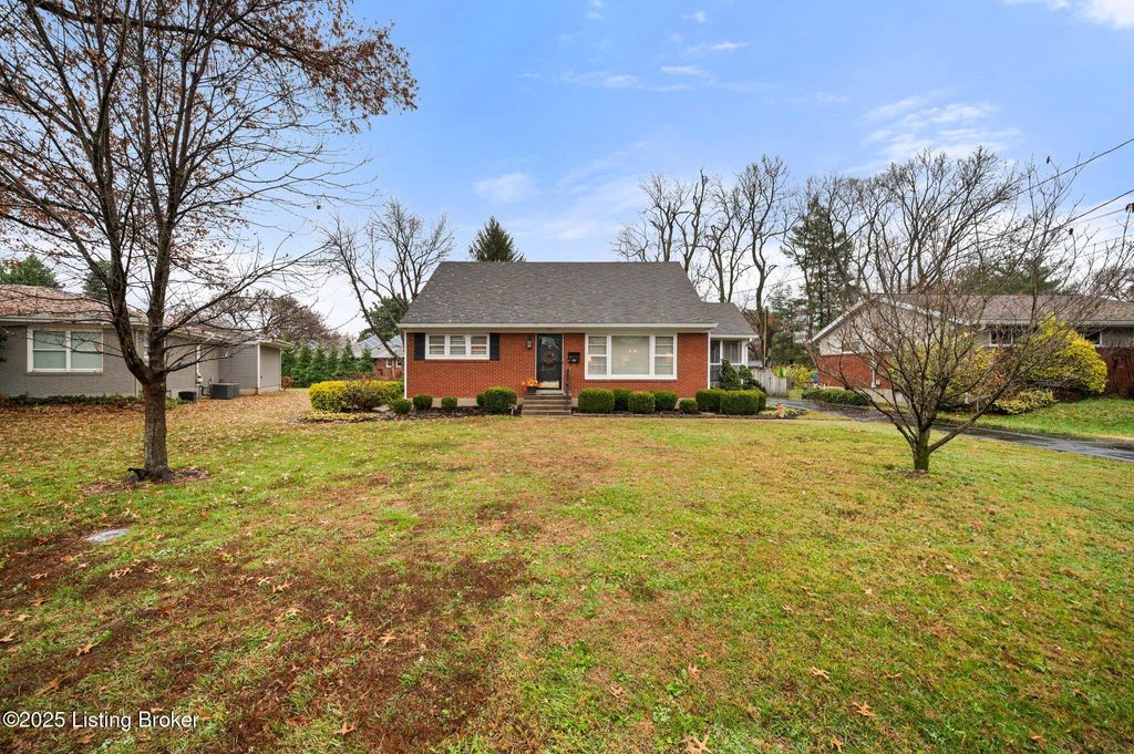 Photo of 27 Chamberry Cir, Louisville, KY 40207 (MLS # 1704447)