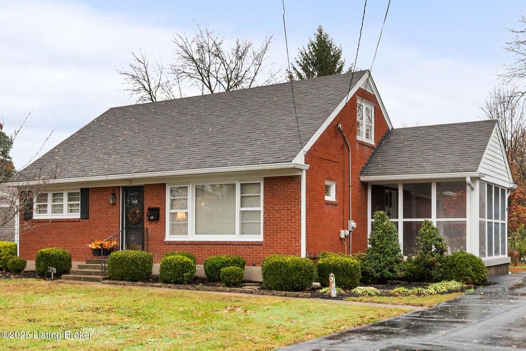 Photo of 27 Chamberry Cir, Louisville, KY 40207 (MLS # 1704447)