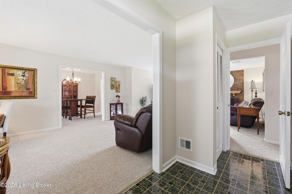 Photo of 4713 Longborough Ct, Jeffersontown, KY 40299 (MLS # 1714726)