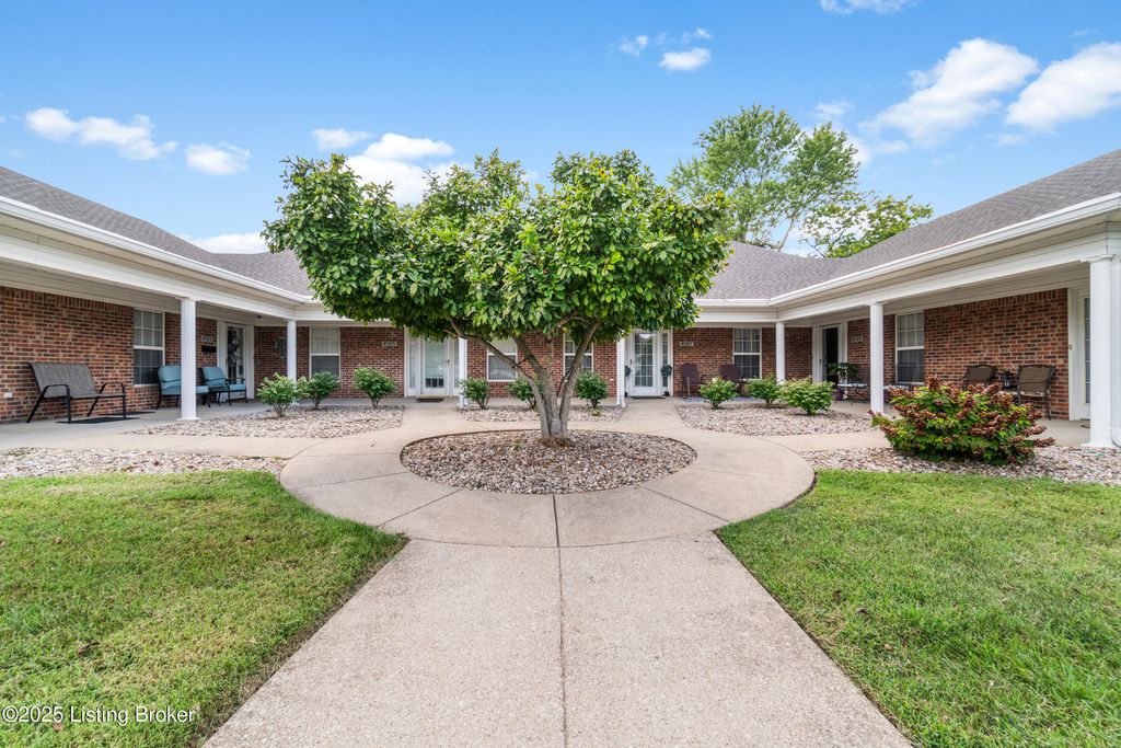 Photo of 8503 Applegate Village Dr, Louisville, KY 40219 (MLS # 1701833)