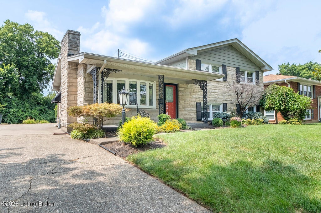 Photo of 4021 Blossomwood Dr, Louisville, KY 40220 (MLS # 1724937)