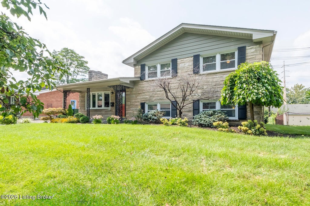 Photo of 4021 Blossomwood Dr, Louisville, KY 40220 (MLS # 1724937)