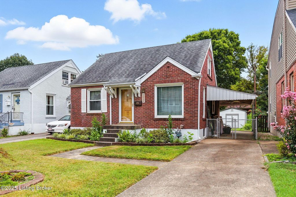 Photo of 1624 Deer Ln, Louisville, KY 40205 (MLS # 1703480)