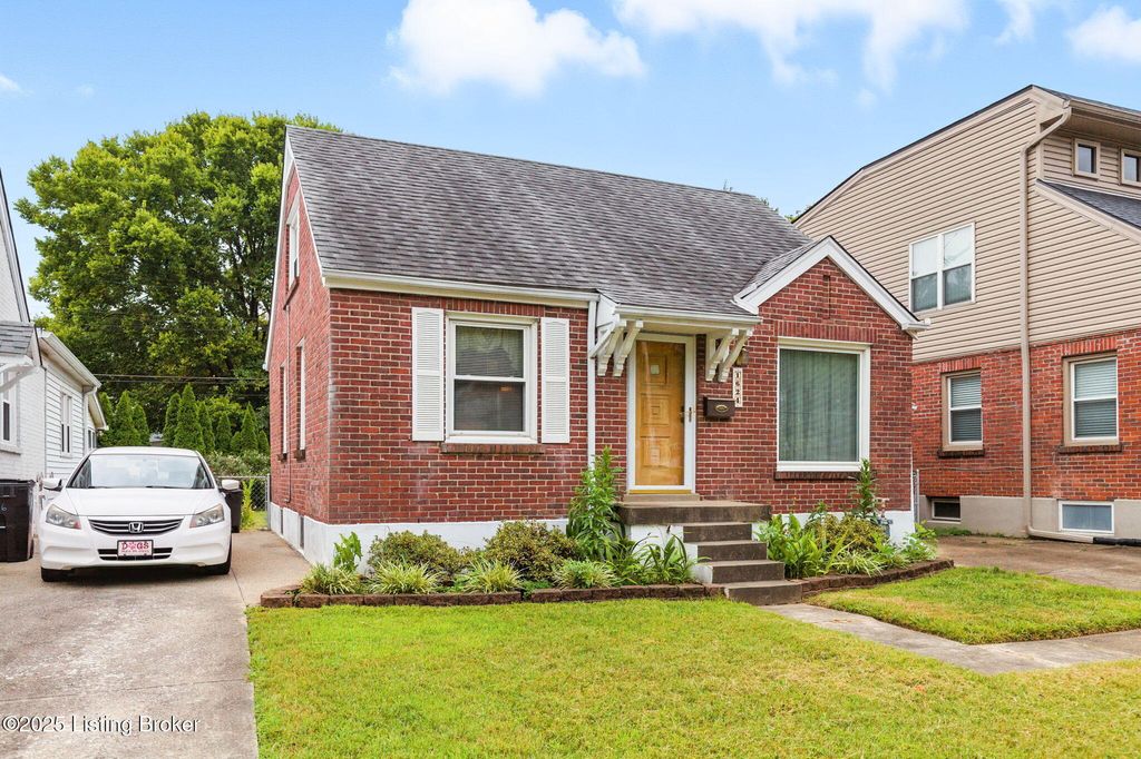 Photo of 1624 Deer Ln, Louisville, KY 40205 (MLS # 1703480)